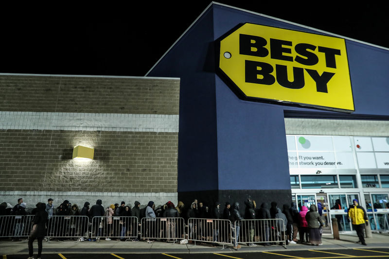 © Reuters. FILE PHOTO - People wait in line to shop at Best Buy on during a sales event on Thanksgiving day in Westbury, New York