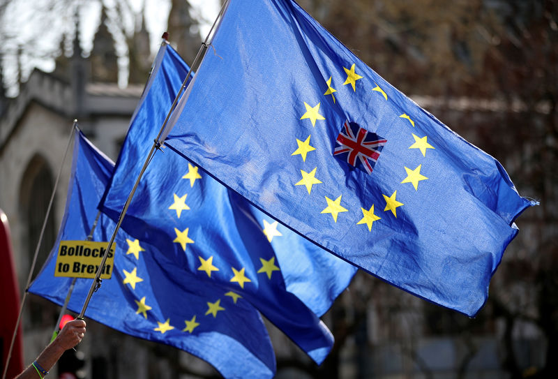 © Reuters. Manifestantes contrários ao Brexit protestam do lado de fora d Parlamento em Londres