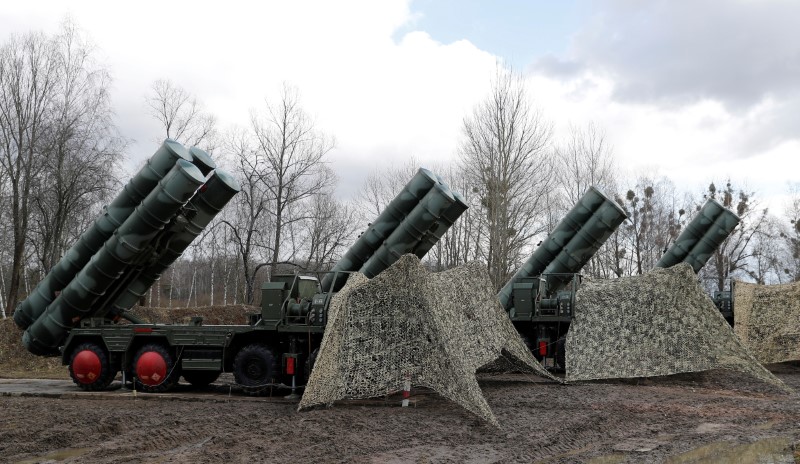 © Reuters. FILE PHOTO: A view shows S-400 surface-to-air missile system after its deployment near Kaliningrad