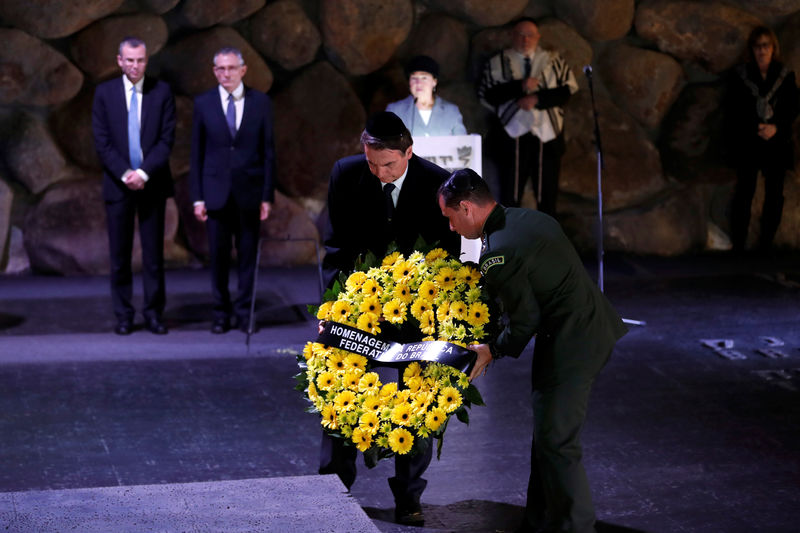 © Reuters. Presidente Jair Bolsonaro deposita coroa de flores no museu do Holocausto Yad Vashem, em Jerusalém