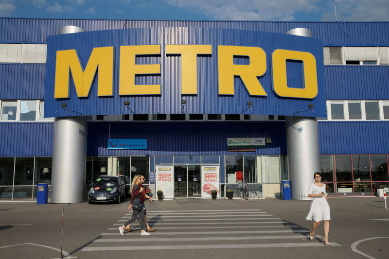 © Reuters. FILE PHOTO: People walk near Metro cash and carry store in Kiev