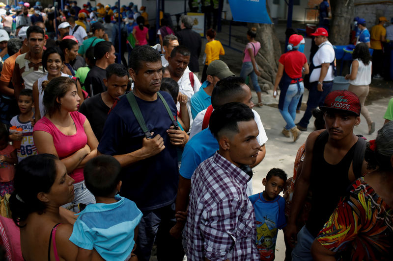 © Reuters. Pessoas fazem fila para receber alimentos do Programa Mundial de Alimentos da ONU na Colômbia