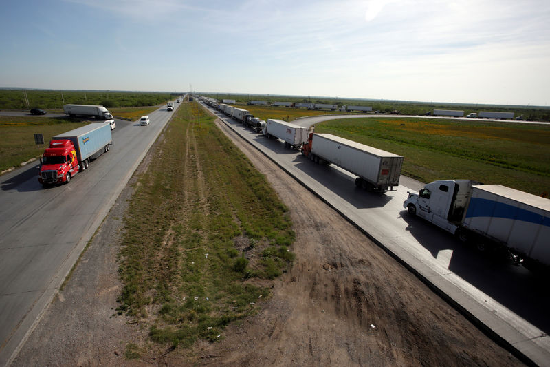 © Reuters. Trucks wait in a long queue for border customs control to cross into U.S. at the World Trade Bridge in Nuevo Laredo