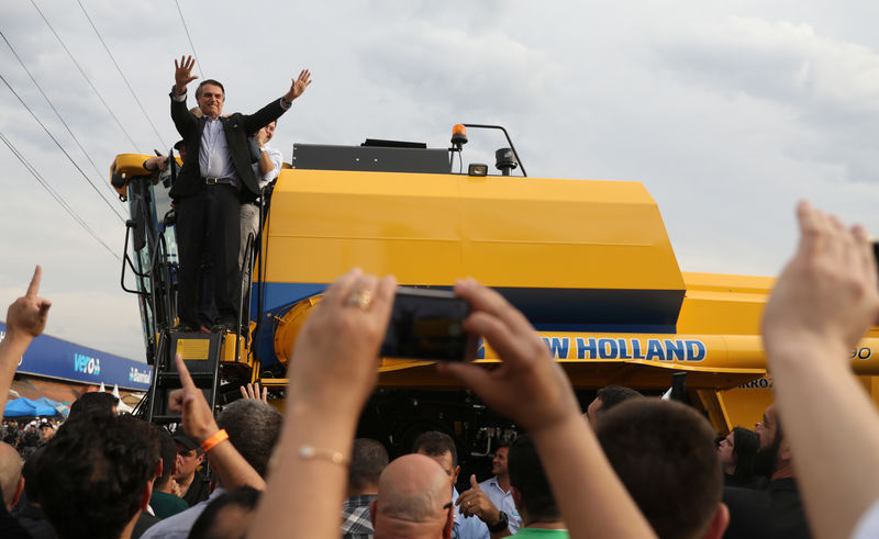 © Reuters. Jair Bolsonaro cumprimenta apoiadores em feira de agronegócio em Esteio (RS)