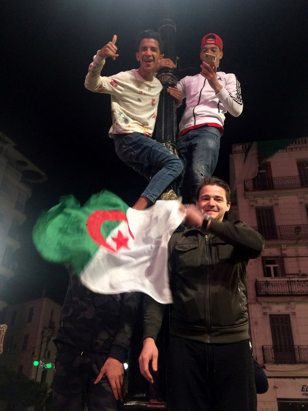 © Reuters. الجزائريون يحتفلون باستقالة بوتفليقة