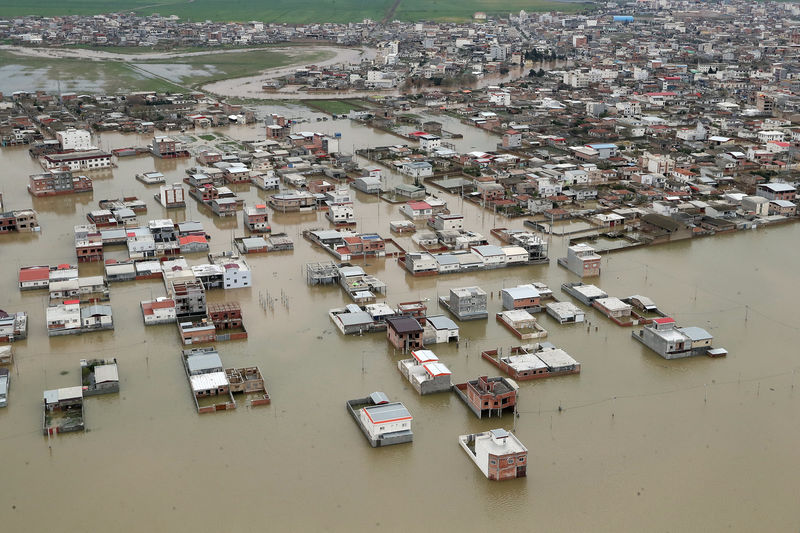 © Reuters. الفيضانات تجبر إيران على إخلاء قرى وأمريكا تنفي إضرار العقوبات بجهود الإغاثة