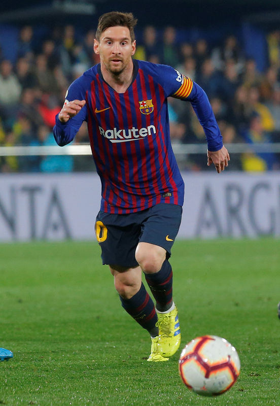 © Reuters. ميسي وسواريز ينقذان برشلونة في تعادل مثير 4-4 مع فياريال