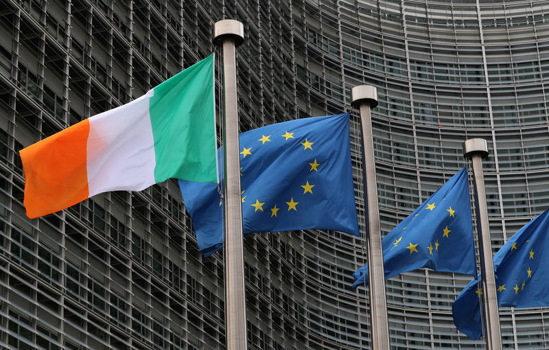 © Reuters. Irish and European flags fly outside the European Commission headquarters in Brussels
