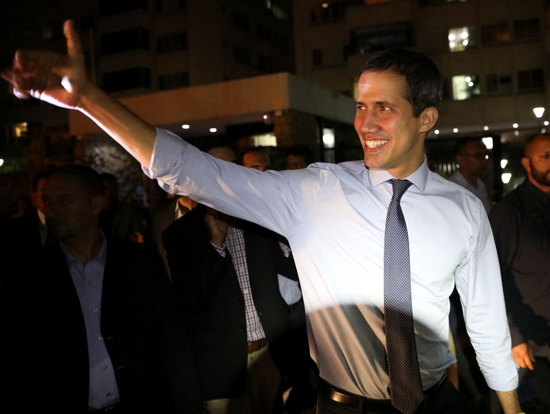 © Reuters. El líder opositor de Venezuela, Juan Guaidó, saluda a periodistas durante una rueda de prensa, tras conocerse la decisión de la Asamblea Nacional Constituyente para permitir que se le enjuicie.