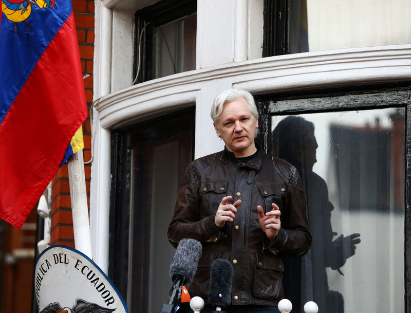 © Reuters. Imagen de archivo del fundador de WikiLeaks, Julian Assange, en una rueda de prensa desde el balcón de la embajada de Ecuador en Londres