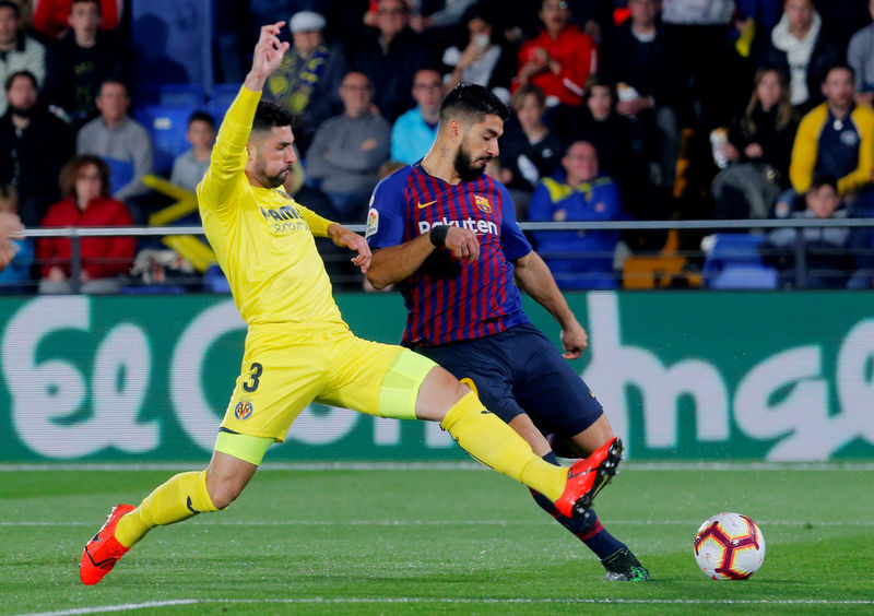 © Reuters. El atacante del FC Barcelona Luis Suárez disputa el balón con el defensor del Villarreal Álvaro, en el partido que ambos equipos igualaron 2-2 por la Liga Española de fútbol, en Villarreal