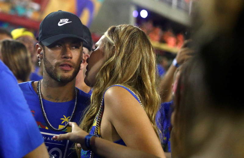 © Reuters. Imagen de archivo del futbolista brasileño del PSG Neymar en el Sambódromo durante las celebraciones del Carnaval en Río de Janeiro, Brasil