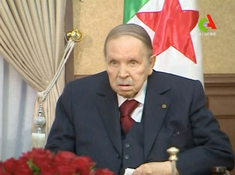© Reuters. Foto de archivo. El presidente de Argelia  Abdelaziz Bouteflika, durante una reunión con con el jefe de comando del ejército teniente general Gaid Salah
