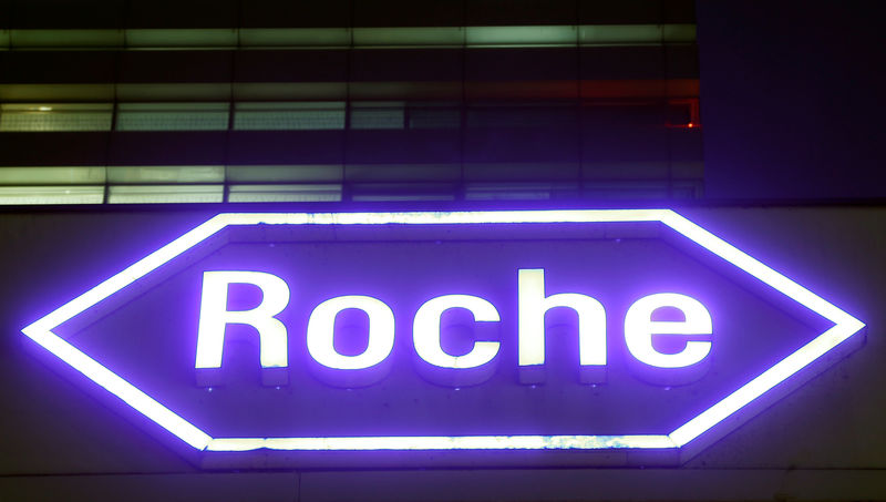 © Reuters. FILE PHOTO: Swiss drugmaker Roche's logo is seen at their headquarters in Basel