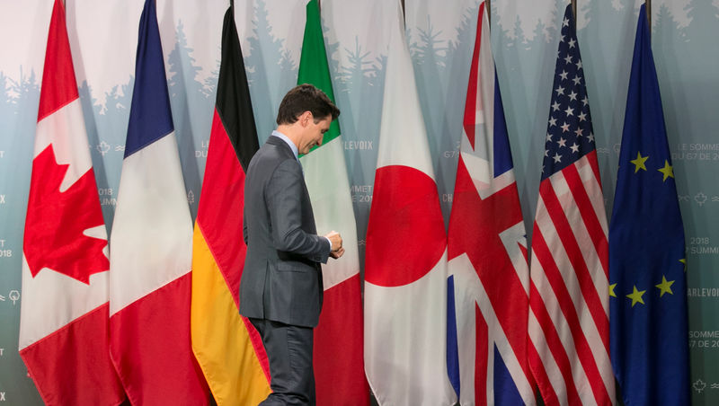 © Reuters. Canada's Prime Minister Justin Trudeau leaves a press conference at the G7 Summit in the Charlevoix town of La Malbaie, Quebec