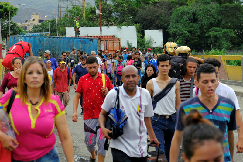 © Reuters. آلاف الفنزويليين يعبرون الحدود إلى كولومبيا