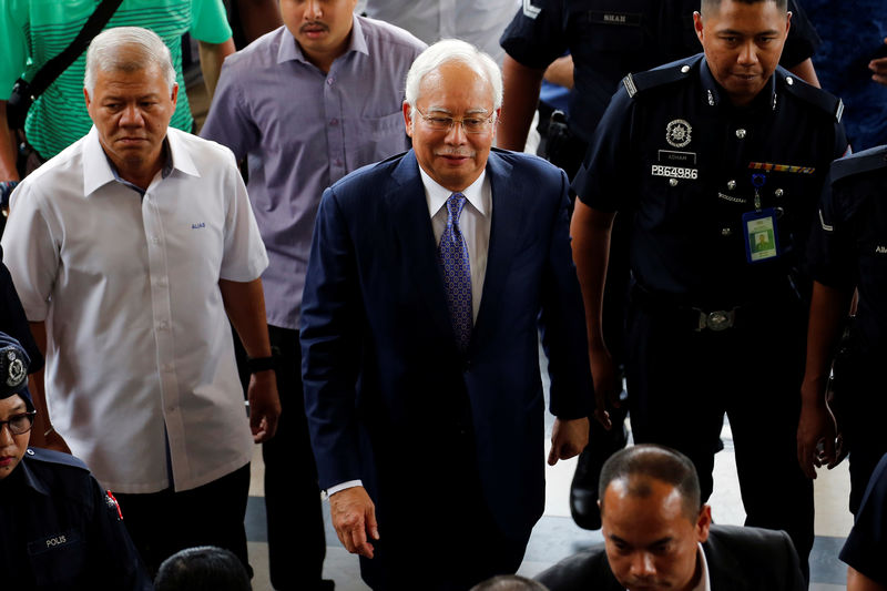 © Reuters. رئيس وزراء ماليزيا السابق يمثل أمام المحكمة في قضية فساد