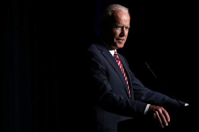 © Reuters. FILE PHOTO: U.S. former Vice President Biden delivers remarks at the First State Democratic Dinner in Dover, Delaware