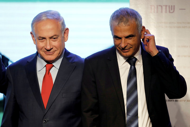 © Reuters. FILE PHOTO: Israeli Prime Minister Benjamin Netanyahu and Finance Minister Moshe Kahlon attend a ceremony for the signing of a housing agreement in Sderot