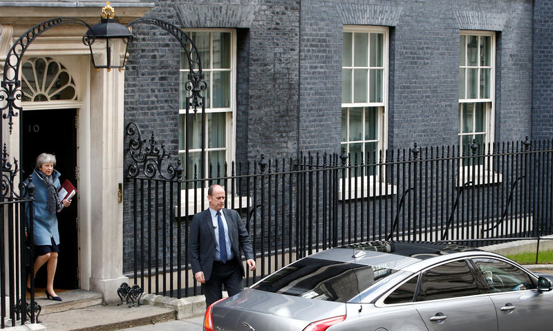 © Reuters. Primeira-ministra britânica, Theresa May, em Downing Street