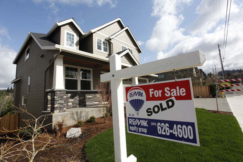 © Reuters. FILE PHOTO: Homes are seen for sale in the northwest area of Portland