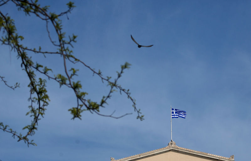 © Reuters. LA GRÈCE ENVISAGE UNE ÉMISSION OBLIGATAIRE D'ICI L'ÉTÉ