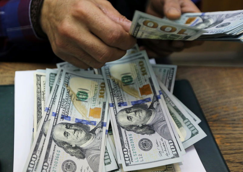 © Reuters. Funcionário de agência de câmbio conta notas de dólar no Cairo, Egito