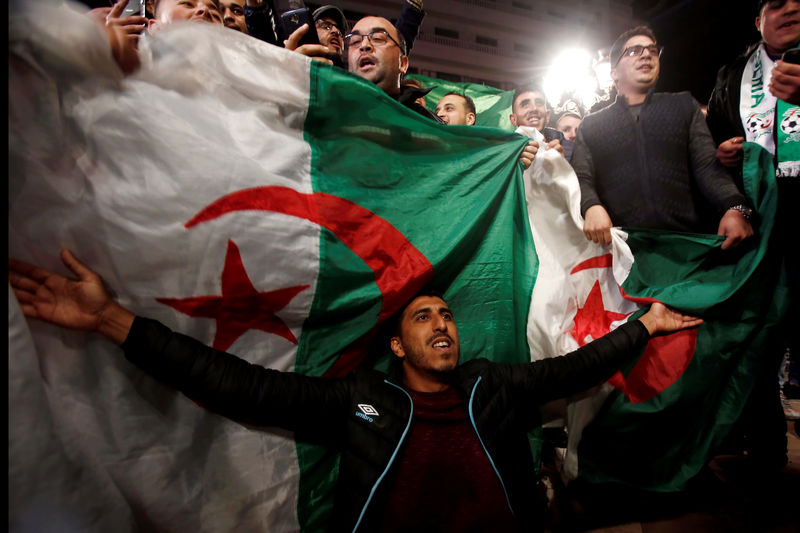 © Reuters. Manifestantes argelinos comemoram renúncia de presidente Bouteflika nas ruas de Argel