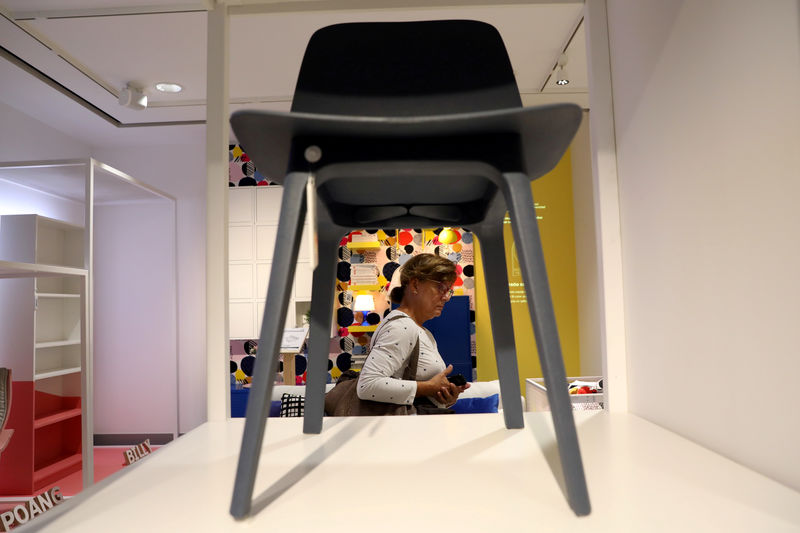 © Reuters. FILE PHOTO: A customer shops at an IKEA store in Madrid