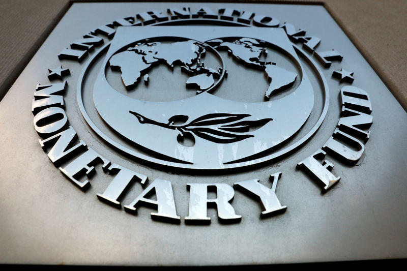 © Reuters. FILE PHOTO:  The IMF logo is seen outside the headquarters building in Washington