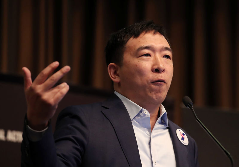 © Reuters. U.S. 2020 Democratic presidential candidate Andrew Yang speaks at the 2019 National Action Network National Convention in New York