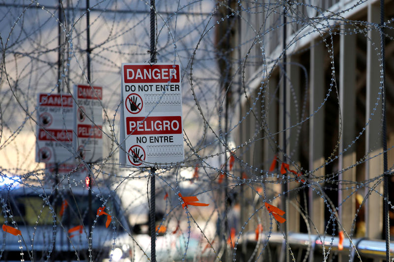 © Reuters. A sign is seen on concertina wire blocking a lane towards El Paso, Texas, on the international border crossing bridge Paso del Norte, in Ciudad Juarez