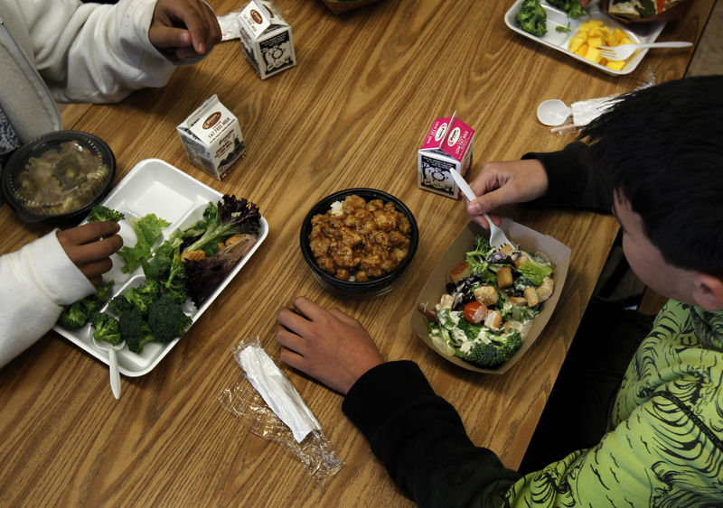 © Reuters. Students eat a healthy lunch at Marston Middle School in San Diego