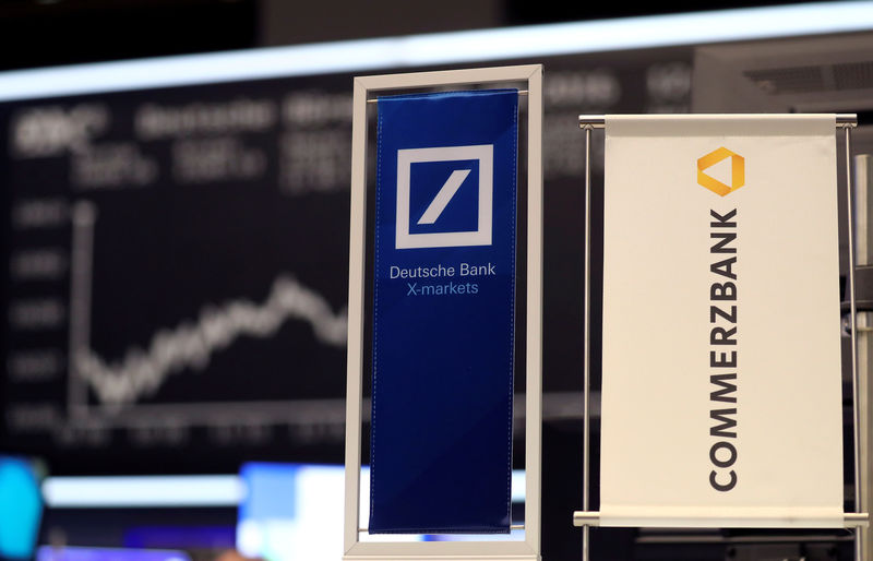 © Reuters. Banners de Deutsche Bank e Commerzbank na Bolsa de Valores de Frankfurt, Alemanha