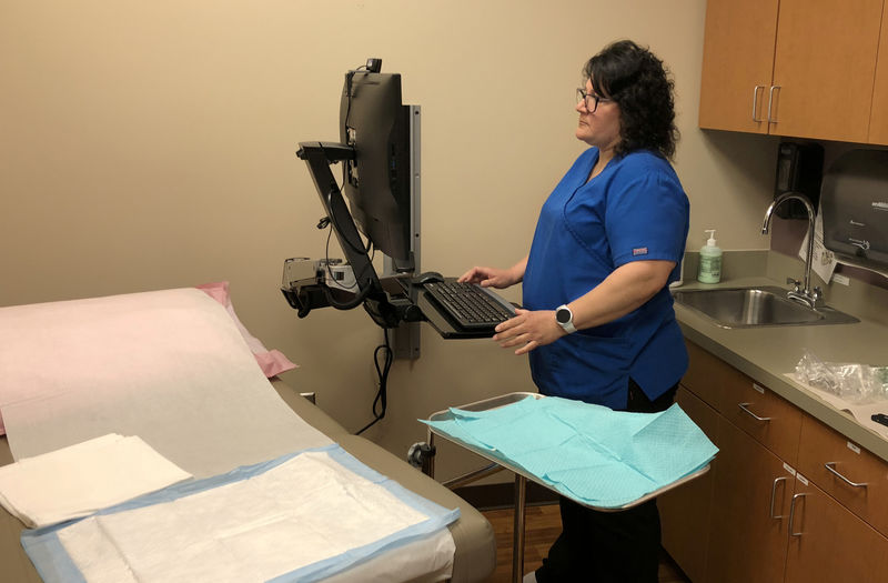 © Reuters. FILE PHOTO: A healthcare worker prepares for a patient at an onsite health clinic at the Intel corporate campus in Hillsboro