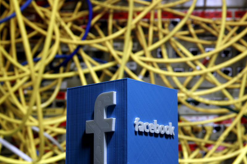 © Reuters. FILE PHOTO: A 3D plastic representation of the Facebook logo is seen in front of displayed cables in this illustration in Zenica