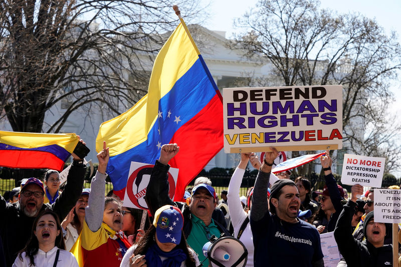 © Reuters. Manifestantes contrários a Nicolás Maduro protestam do lado de fora da Casa Branca