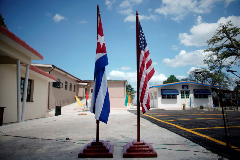 © Reuters. FILE PHOTO: U.S. and Cuban flags are displayed at the Ernest Hemingway Museum during an event with U.S. Congressman James Mcgovern in Havana