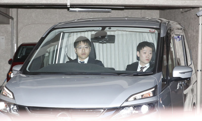 © Reuters. A van believed to be carrying former Nissan Motor Chairman Carlos Ghosn leaves Ghosn's residence in Tokyo