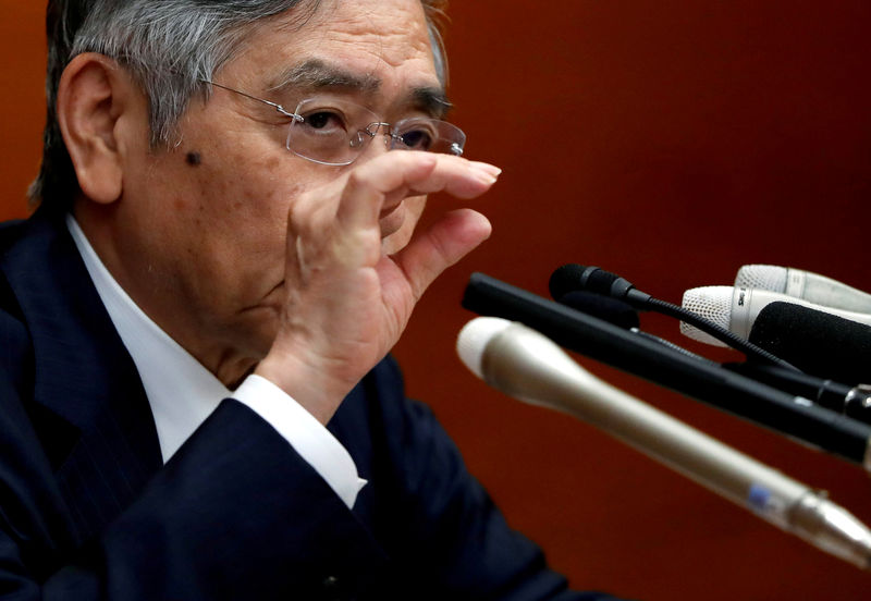 © Reuters. FILE PHOTO : Bank of Japan Governor Haruhiko Kuroda attends a news conference at the BOJ headquarters in Tokyo