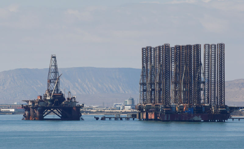 © Reuters. FILE PHOTO: An offshore oil rig is seen in the Caspian Sea near Baku