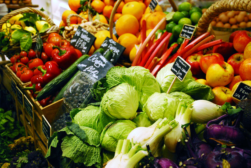 © Reuters. Frutas y vegetales a la venta en un mercado de Londres.