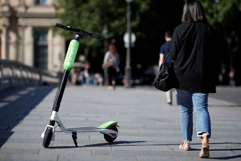 © Reuters. Foto de archivo de una patineta eléctrica en una vereda en París