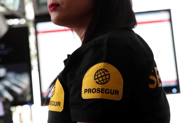 © Reuters. FOTO DE ARCHIVO: Una empleada del Grupo Prosegur en Francia