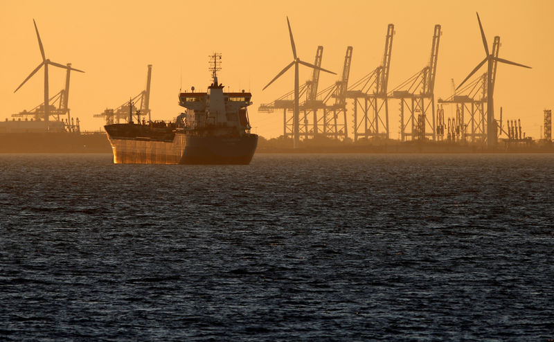 © Reuters. Нефтяной танкер у терминала Фос-Лавера вблизи Марселя