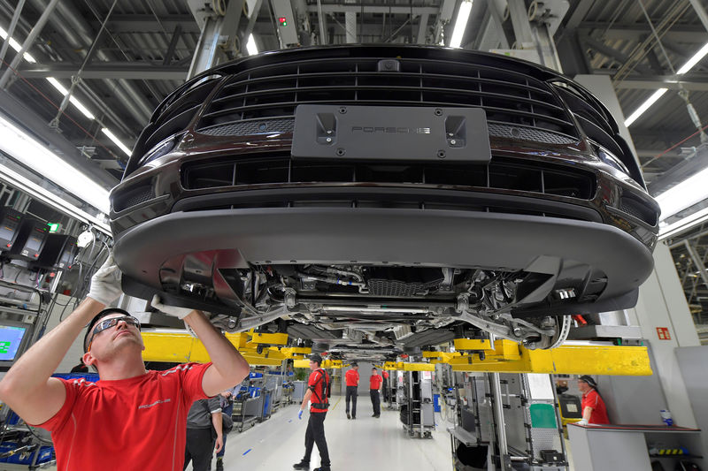 © Reuters. FILE PHOTO: Photo tour at Porsche plant in Leipzig