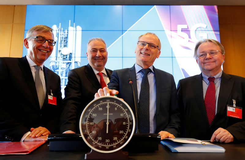 © Reuters. FILE PHOTO: Jochen Homann (2ndR), president of Germany's Federal Network Agency (Bundesnetzagentur) and board members Rüdiger Hahn, Wilhelm Eschweiler and Peter Franke (L-R) pose behind a stopwatch for the symbolic start prior to the auction of 5G spectru