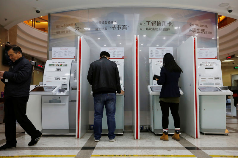 © Reuters. Customers use smart machines inside a branch of Industrial and Commercial Bank of China (ICBC) in Beijing