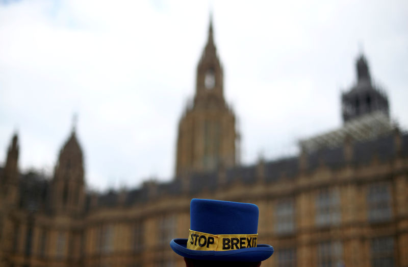 © Reuters. Manifestante anti-Brexit protesta em frente ao Parlamento, em Londres