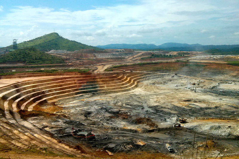 © Reuters. FILE PHOTO: The KCD open pit gold mine, operated by Randgold, at the Kibali mining site in the Democratic Republic of Congo